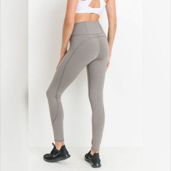 Highwaist Performance Essential Solid Leggings - Picture 4 of 6